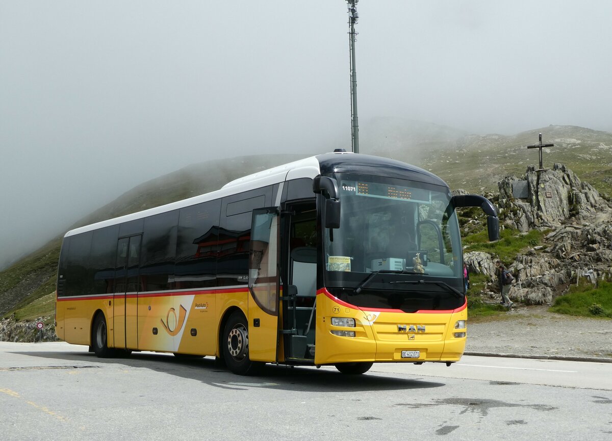 (253'008) - PostAuto Bern - Nr. 71/BE 412'071/PID 11'071 - MAN am 25. Juli 2023 in Nufenen, Passhhe