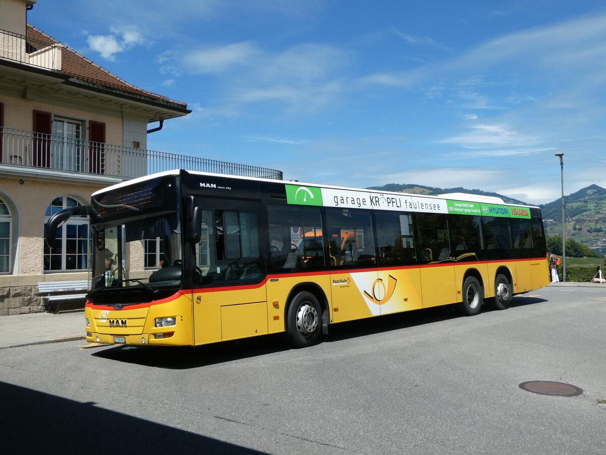 (253'075) - PostAuto Bern - BE 718'991/PID 10'526 - MAN am 27. Juli 2023 beim Bahnhof Spiez