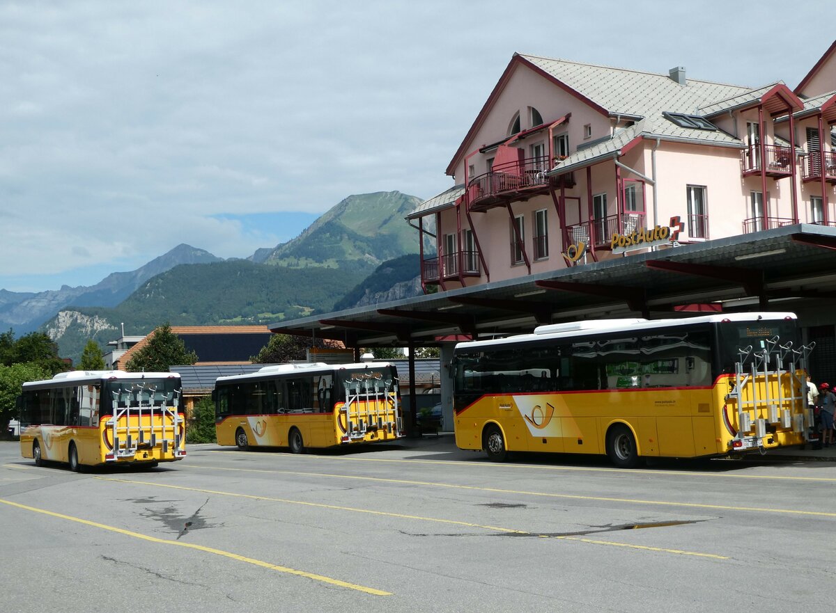 (253'116) - Flck, Brienz - Nr. 29/BE 868'729/PID 11'831 + Nr. 28/BE 868'728/PID 11'830 + Nr. 24/BE 868'724/PID 11'593 - Iveco am 29. Juli 2023 in Meiringen, Postautostation