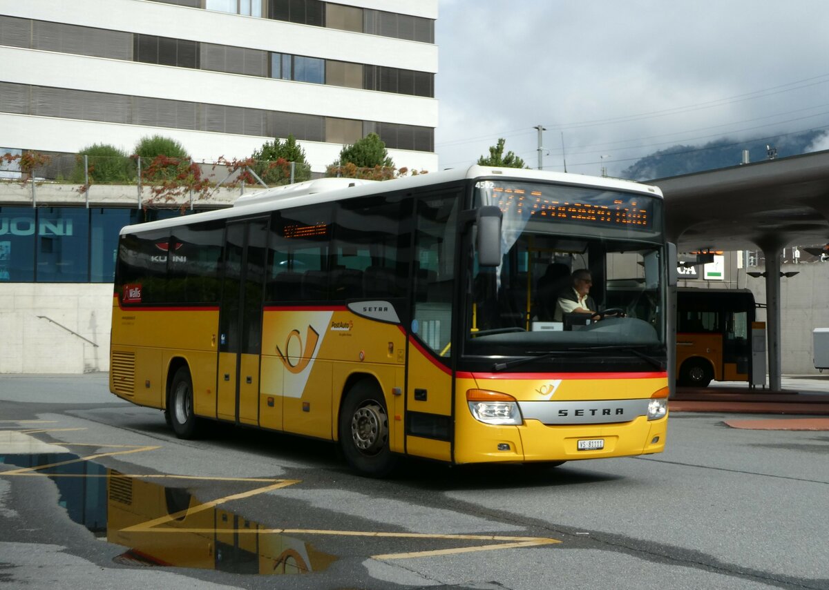 (253'174) - Autotour, Visp - VS 81'111/PID 4502 - Setra am 30. Juli 2023 beim Bahnhof Visp