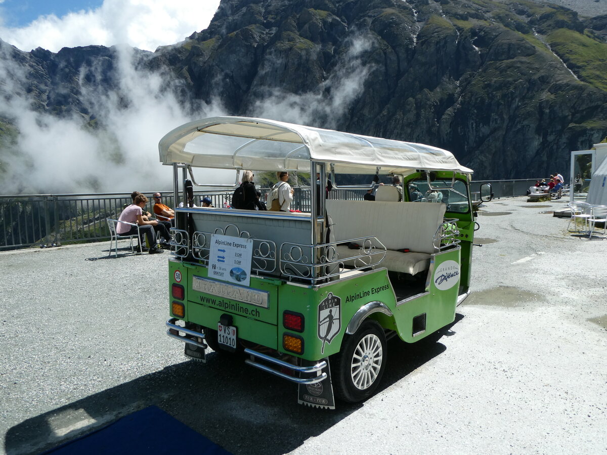 (253'198) - AlpinLine, Hrmence - VS 11'010 - Tuk-Tuk am 30. Juli 2023 in Dixence, Staumauer