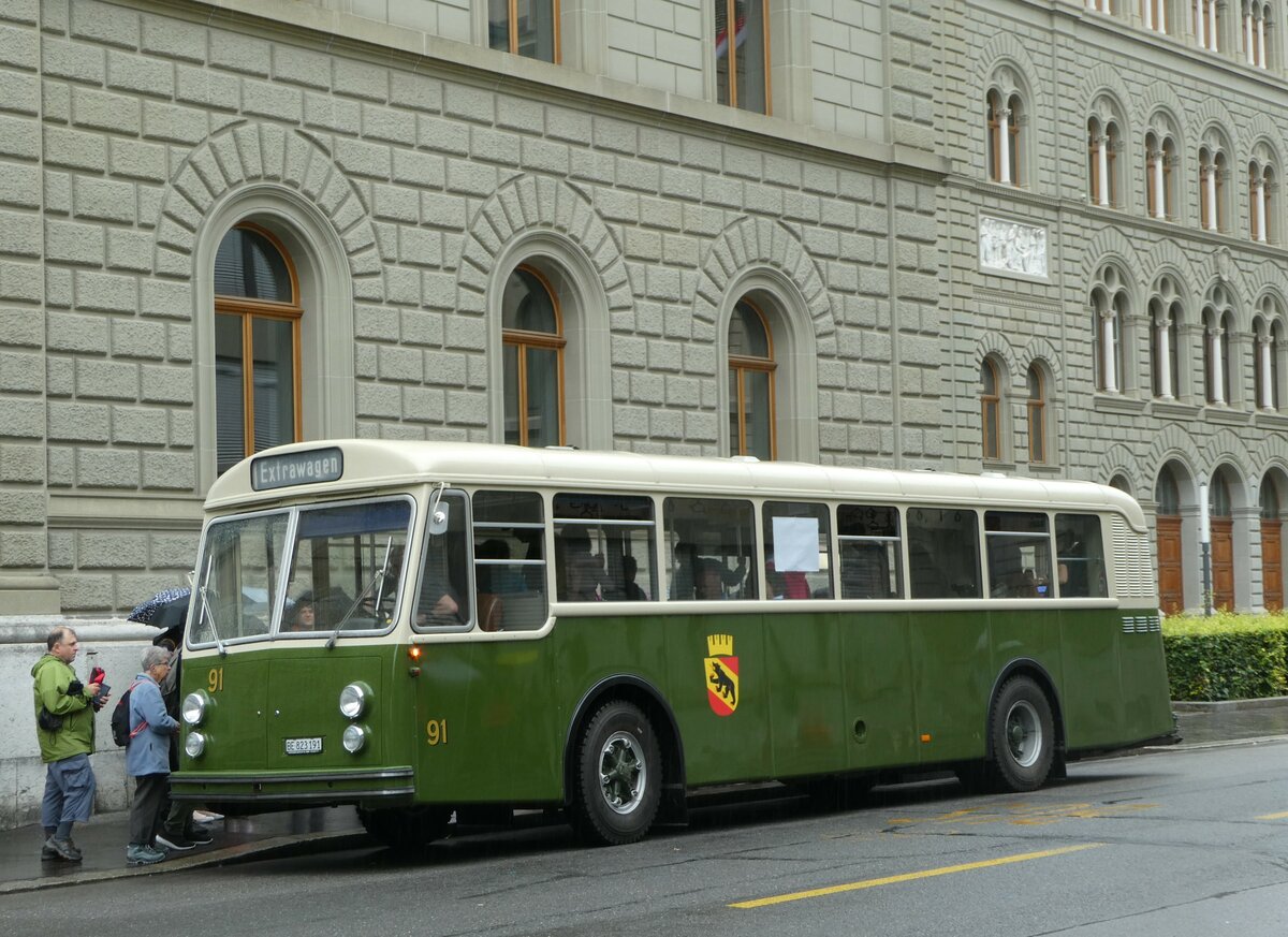 (253'289) - SVB Bern (Bernmobil historique) - Nr. 91/BE 823'191 - Saurer/R&J am 1. August 2023 in Bern, Bundeshaus