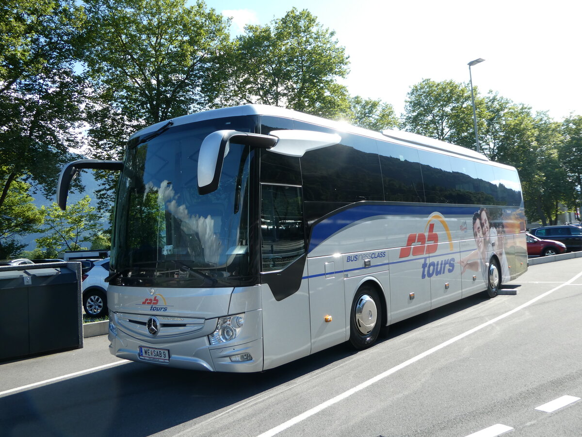 (253'422) - Aus Oesterreich: Sabtours, Wels - WE SAB 9 - Mercedes am 5. August 2023 beim Bahnhof Interlaken Ost