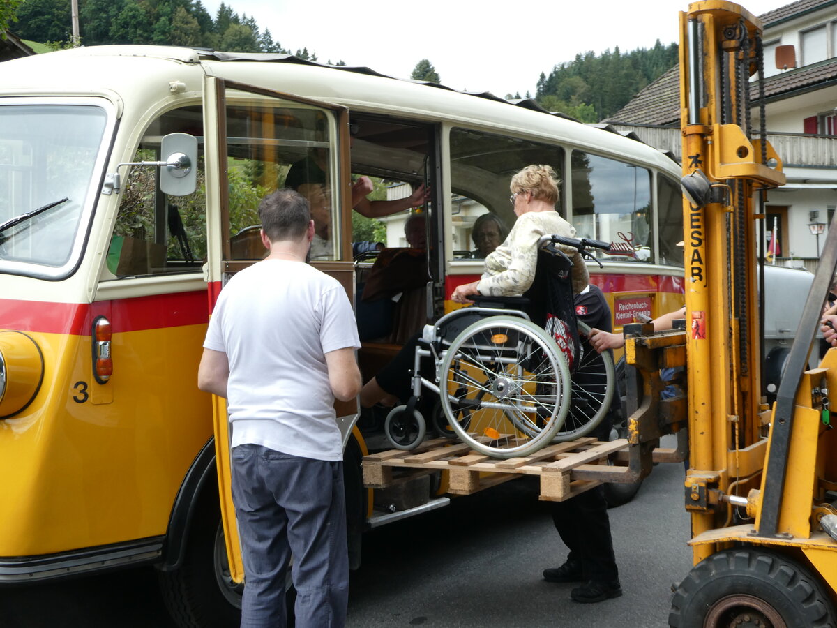 (253'557) - Schmid, Thrishaus - Nr. 3/BE 26'760 - Saurer/Gangloff (ex Geiger, Adelboden Nr. 3) am 9. August 2023 in Rinderbach, Rest. zur Sge (Teilaufnahme mit  Rollstuhllift )