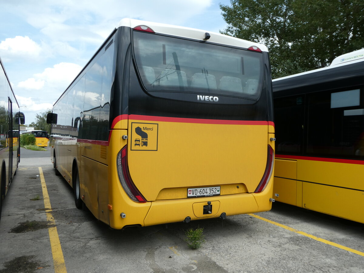 (253'733) - CarPostal Ouest - VD 604'352/PID 11'484 - Iveco am 12. August 2023 in Yverdon, Garage