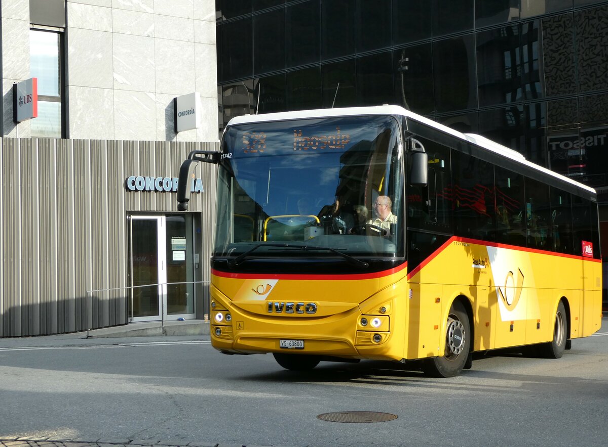 (253'801) - Autotour, Visp - VS 63'800/PID 11'742 - Iveco am 15. August 2023 beim Bahnhof Visp