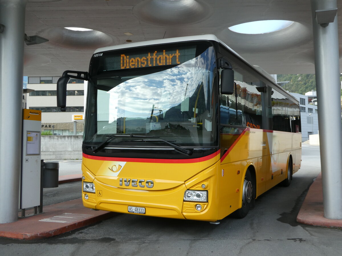 (253'810) - Autotour, Visp - VS 48'333/PID 10'518 - Iveco (ex VS 455'577) am 15. August 2023 beim Bahnhof Visp