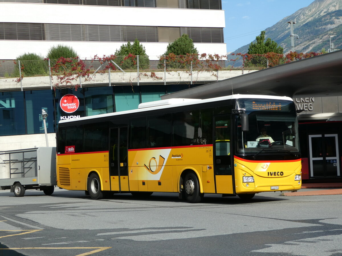 (253'817) - PostAuto Wallis - VS 445'903/PID 10'454 - Iveco am 15. August 2023 beim Bahnhof Visp