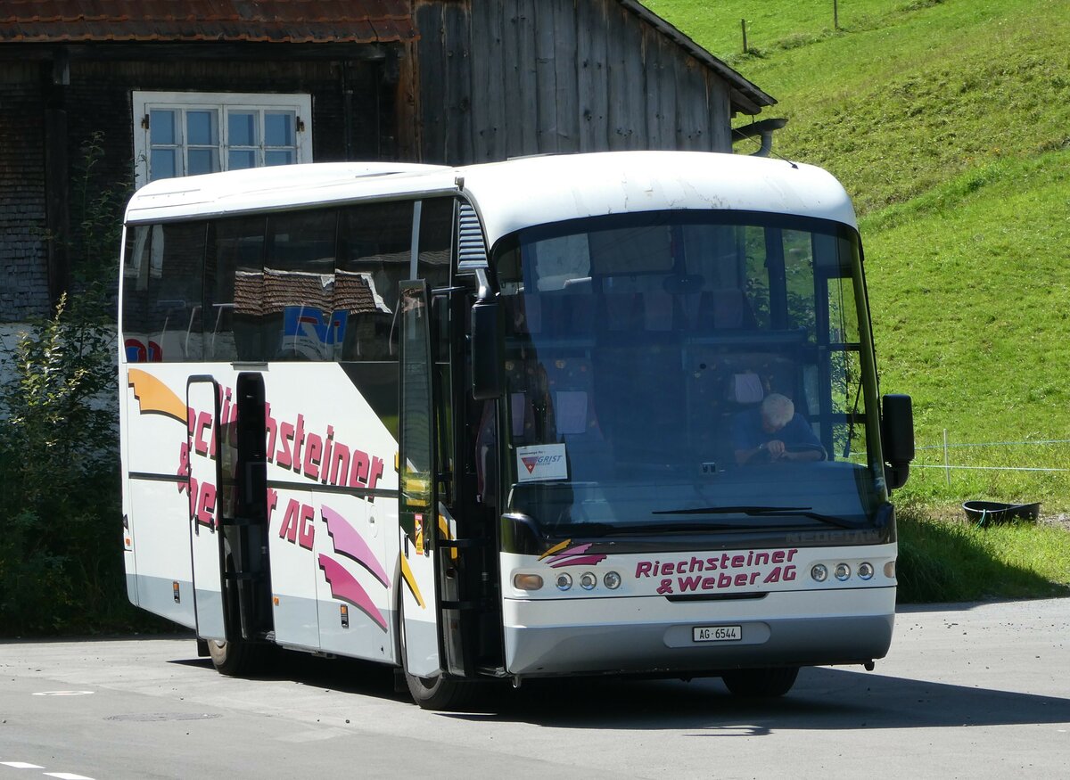 (253'928) - Riechsteiner&Weber, Muri - AG 6544 - Neoplan am 19. August 2023 in Hoch-Ybrig, Talstation Weglosen