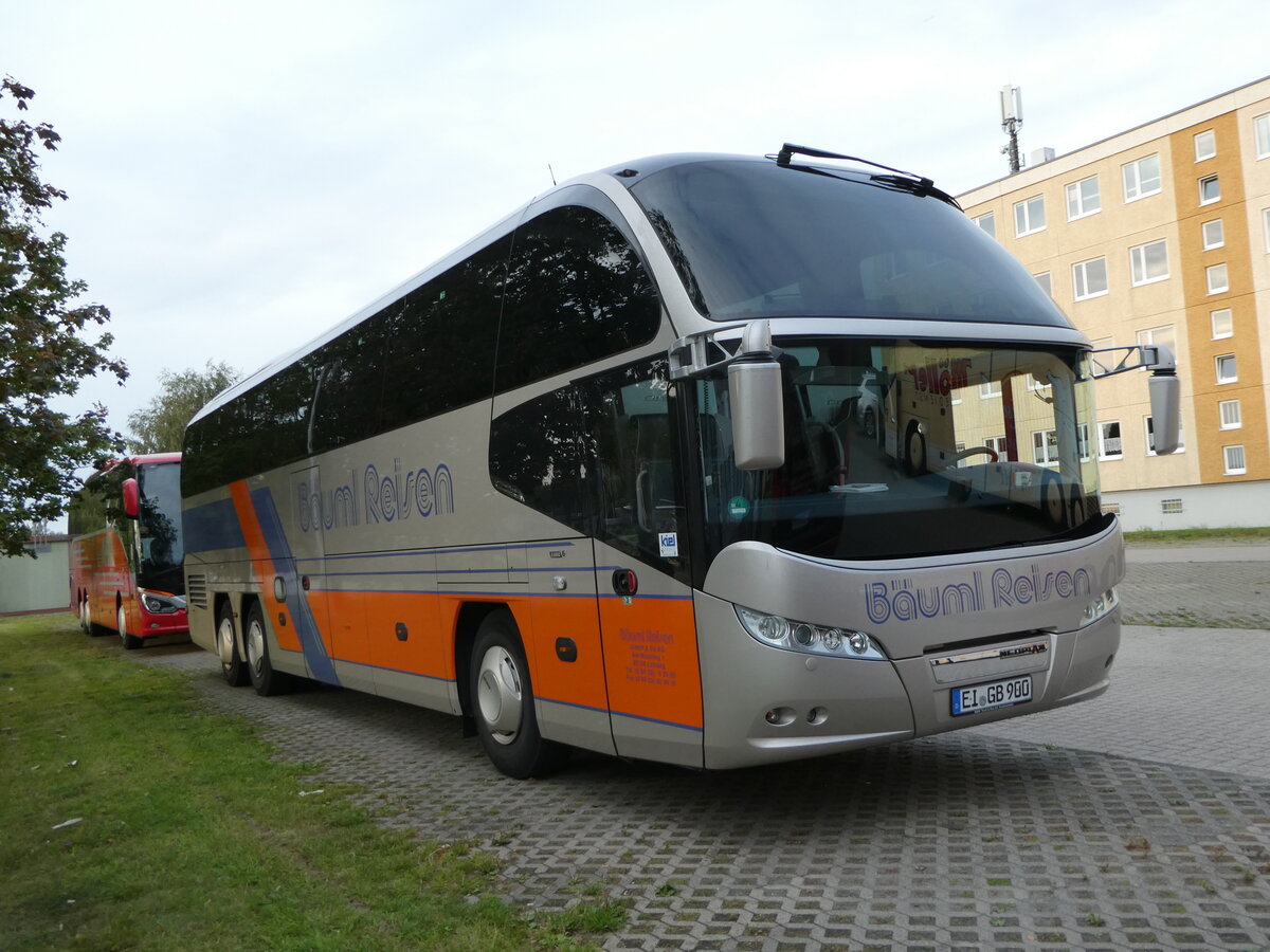 (254'406) - Buml, Lobsing - EI-GB 900 - Neoplan am 30. August 2023 in Greifswald, Parkplatz