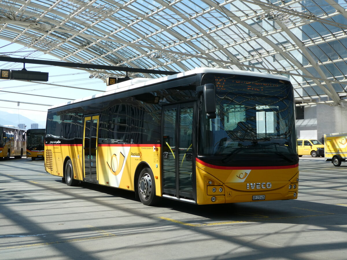 (254'925) - PostAuto Graubnden - GR 170'435/PID 11'311 - Iveco am 8. September 2023 in Chur, Postautostation