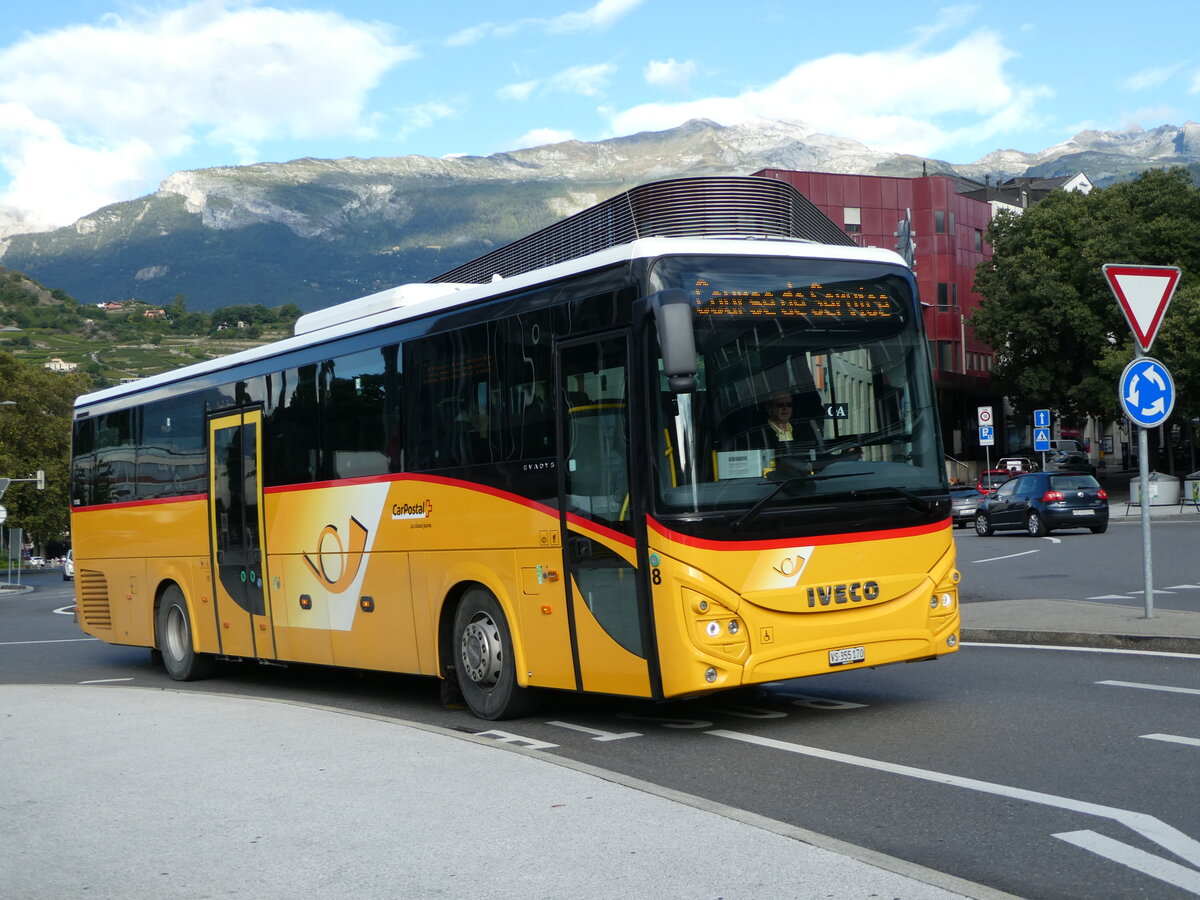 (255'481) - PostAuto Wallis - Nr. 8/VS 355'170/PID 11'765 - Iveco am 23. September 2023 beim Bahnhof Sion