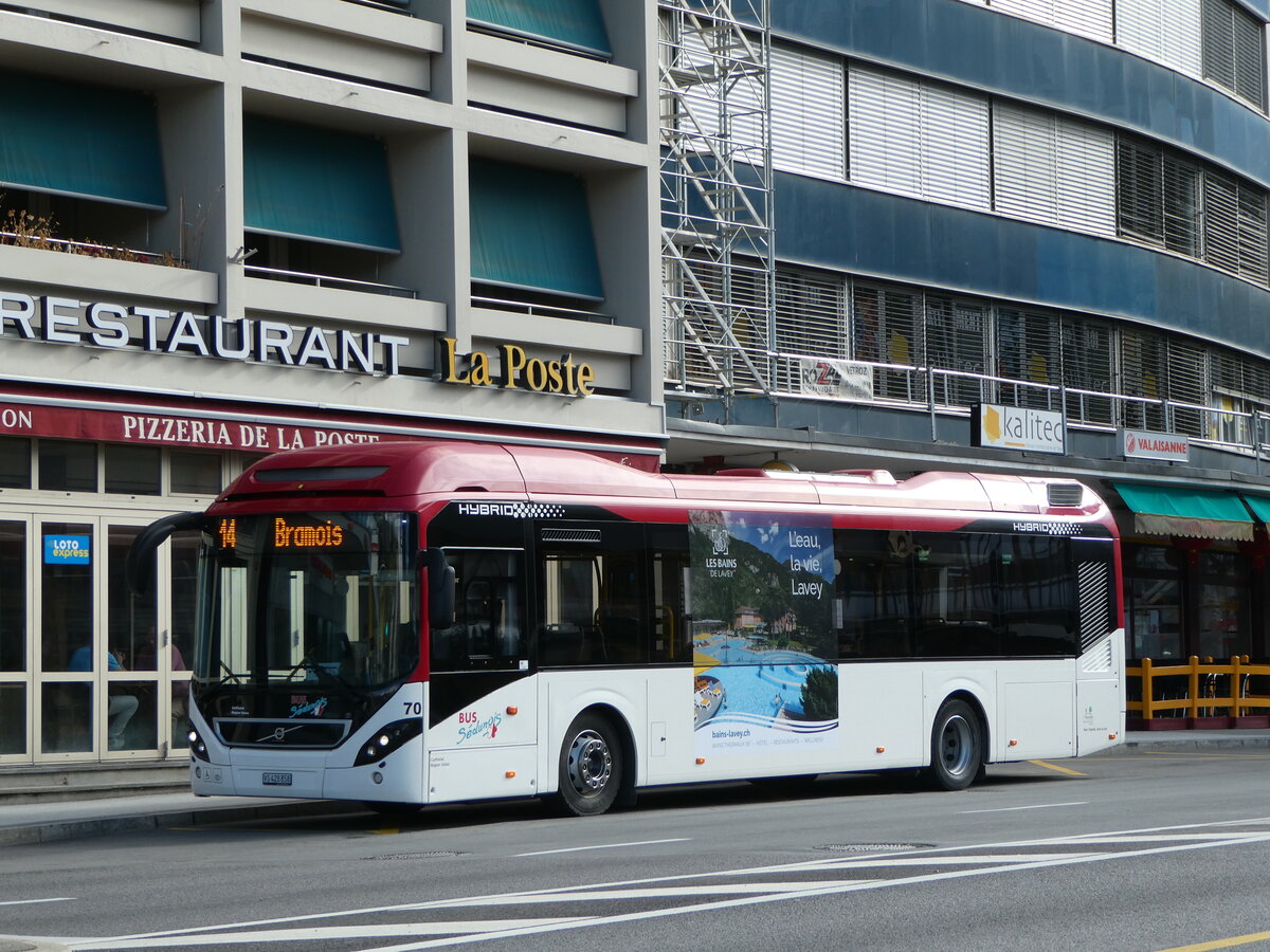 (255'490) - PostAuto Wallis - Nr. 70/VS 428'858/PID 10'024 - Volvo am 23. September 2023 beim Bahnhof Sion