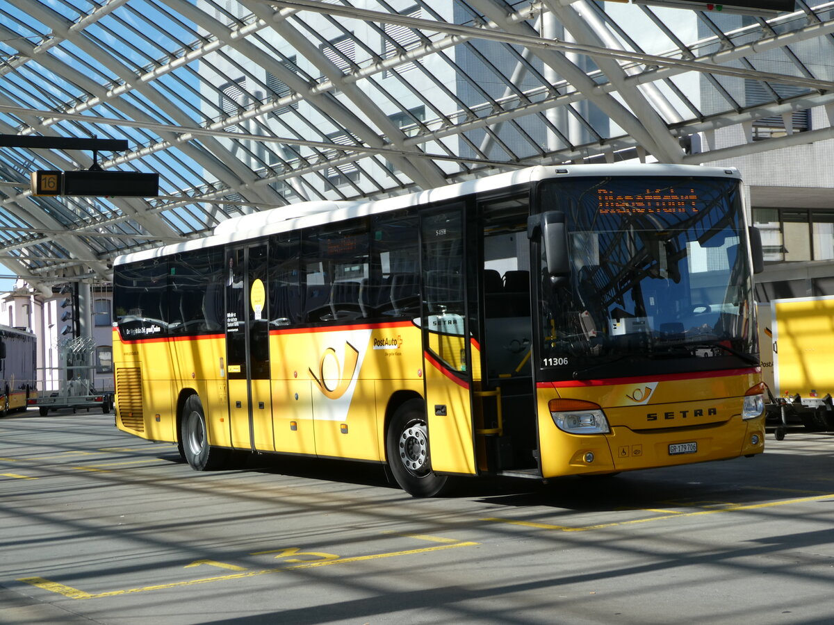 (255'580) - PostAuto Graubnden - GR 179'706/PID 11'306 - Setra am 26. September 2023 in Chur, Postautostation