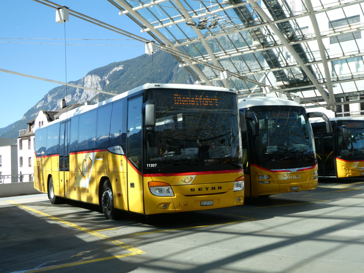 (255'583) - PostAuto Graubnden - GR 179'707/PID 11'307 - Setra am 26. September 2023 in Chur, Postautostation