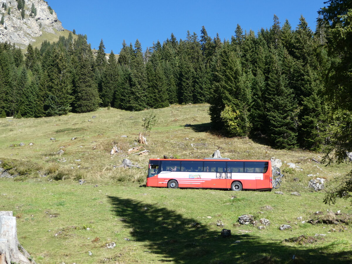 (255'772) - AFA Adelboden - Nr. 24/BE 26'701/PID 10'040 - Setra am 1. Oktober 2023 bei der Engstlenalp (Einsatz: PostAuto fr Engstlenalp-Bus)