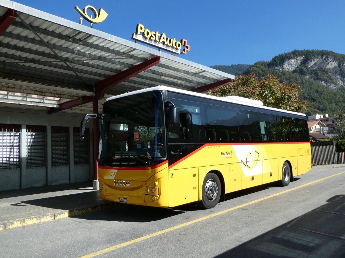 (255'824) - Flck, Brienz - Nr. 25/BE 868'725/PID 11'594 - Iveco am 2. Oktober 2023 in Meiringen, Postautostation