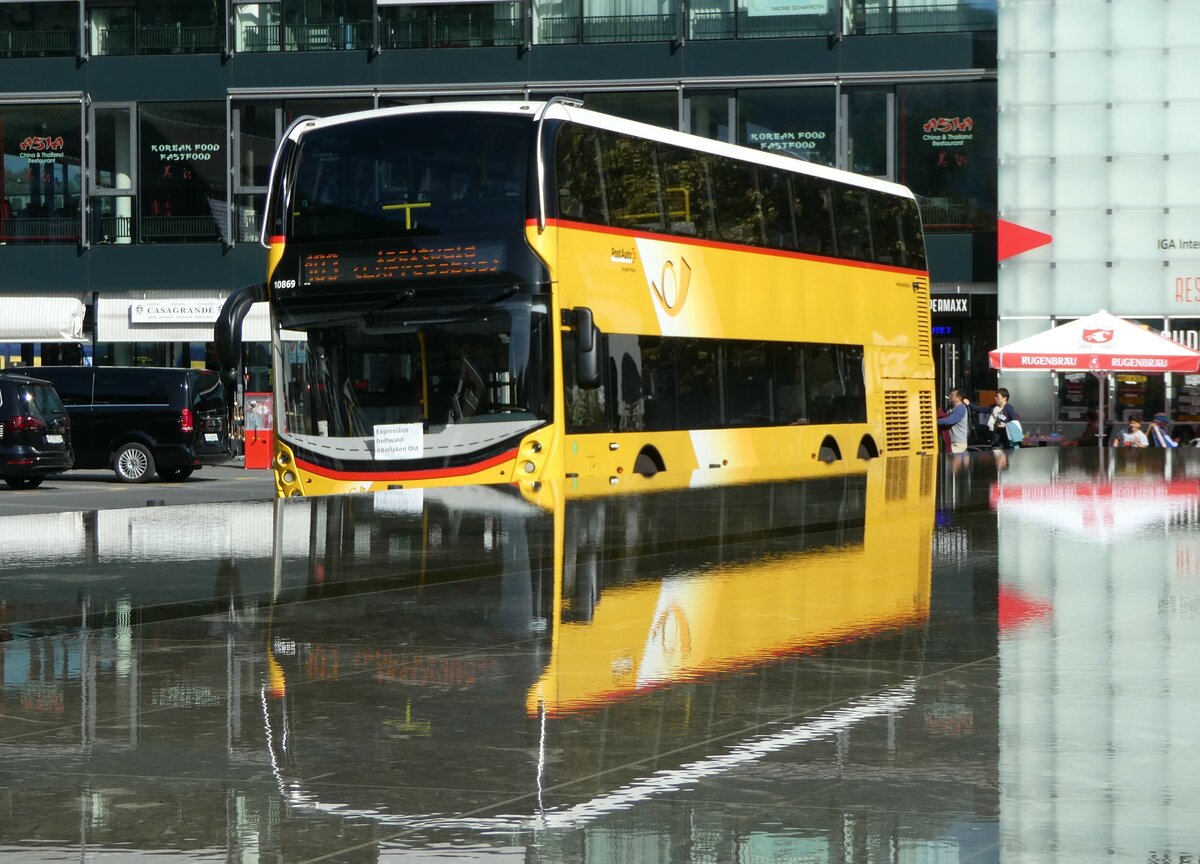 (255'846) - PostAuto Ostschweiz - SG 445'305/PID 10'869 - Alexander Dennis (ex AR 45'267) am 2. Oktober 2023 beim Bahnhof Interlaken Ost (Teilaufnahme)