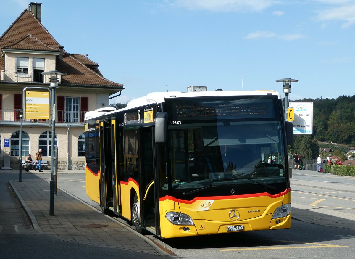 (255'856) - PostAuto Bern - BE 535'079/PID 11'681 - Mercedes am 3. Oktober 2023 beim Bahnhof Spiez