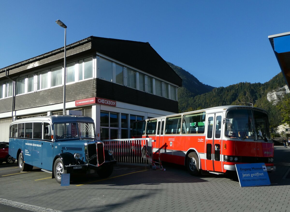 (255'909) - Murer, Jona - Nr. 10/ZH 20'815 - FBW/Tscher (ex VZO Grningen Nr. 10; ex Richter, Zrich; ex VZO Grningen Nr. 10) + Gehrig, Rudolfstetten - ZH 134'054 - FBW/R&J (ex Dassen, NL-St-Geertruid; ex Bezember, NL-Alphen aan den Rijn; ex Dassen, NL-St-Geertruid; ex AFA Adelboden Nr. 18; ex AFA Adelboden Nr. 10) am 7. Oktober 2023 in Nfels, FBW-Museum