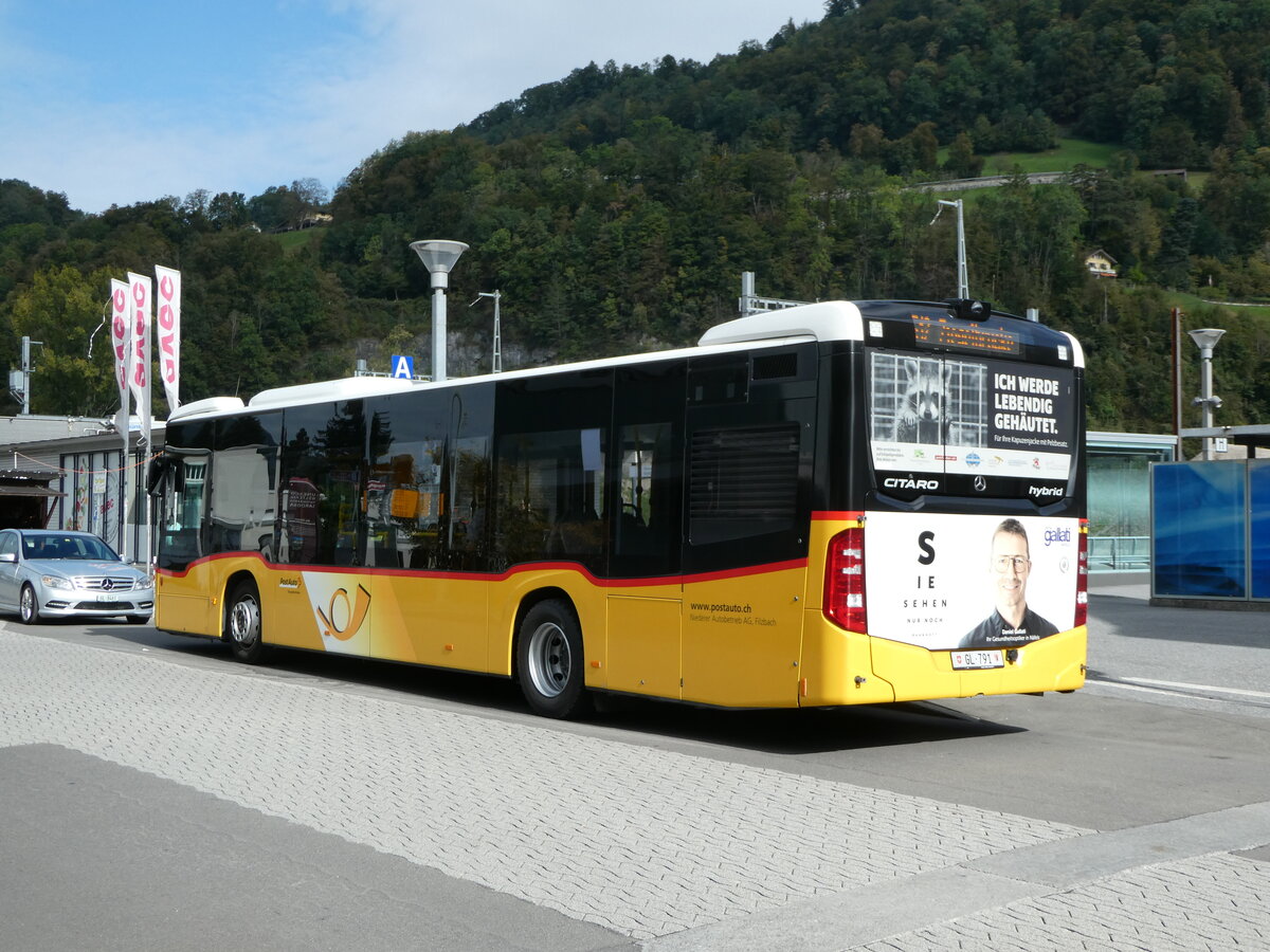 (255'971) - Niederer, Filzbach - Nr. 4/GL 791/PID 11'357 - Mercedes am 7. Oktober 2023 beim Bahnhof Nfels-Mollis