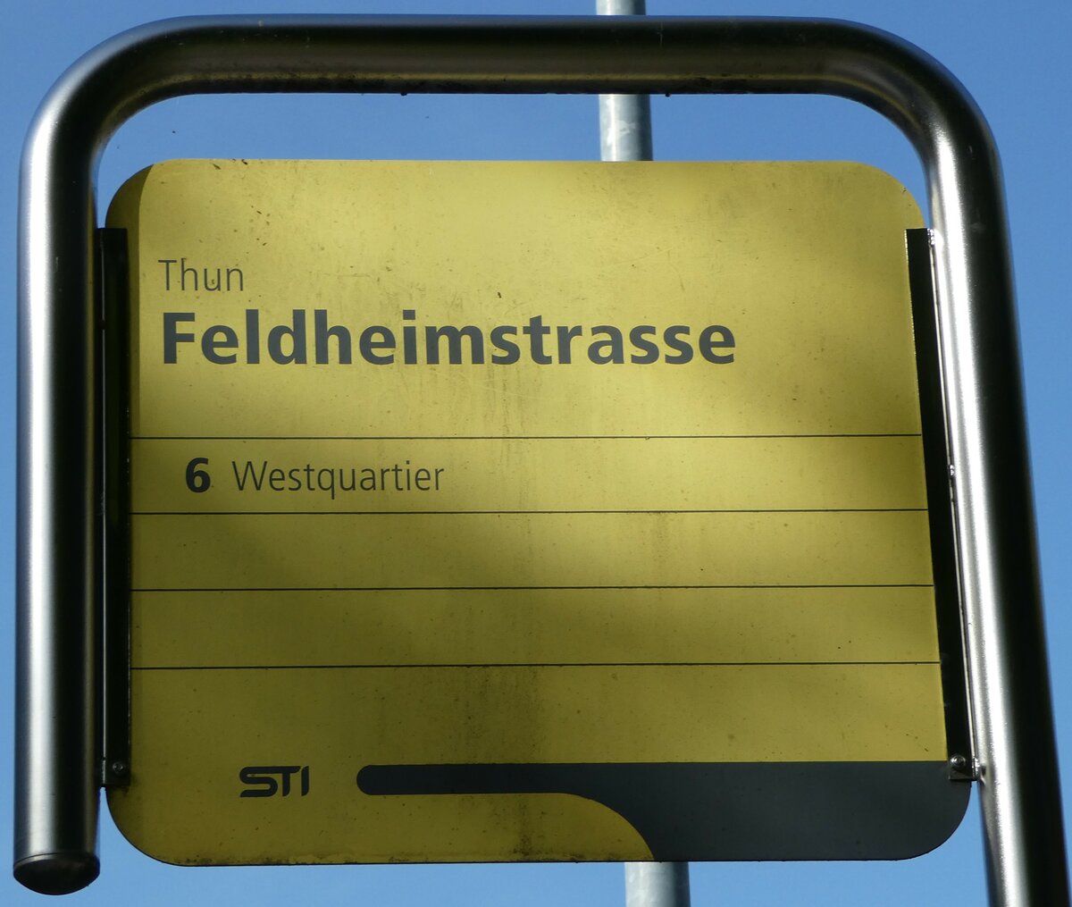 (256'053) - STI-Haltestellenschild - Thun, Feldheimstrasse - am 9. Oktober 2023 