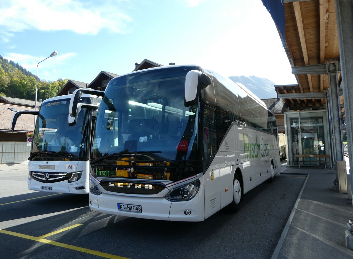 (256'079) - Aus Deutschland: Hirsch, Karlsruhe - K-HR 848 - Setra am 12. Oktober 2023 beim Bahnhof Gstaad