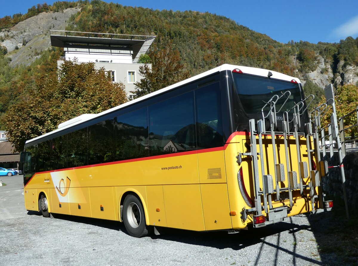 (256'119) - PostAuto Bern - BE 474'688/PID 10'226 - Iveco am 16. Oktober 2023 beim Bahnhof Meiringen