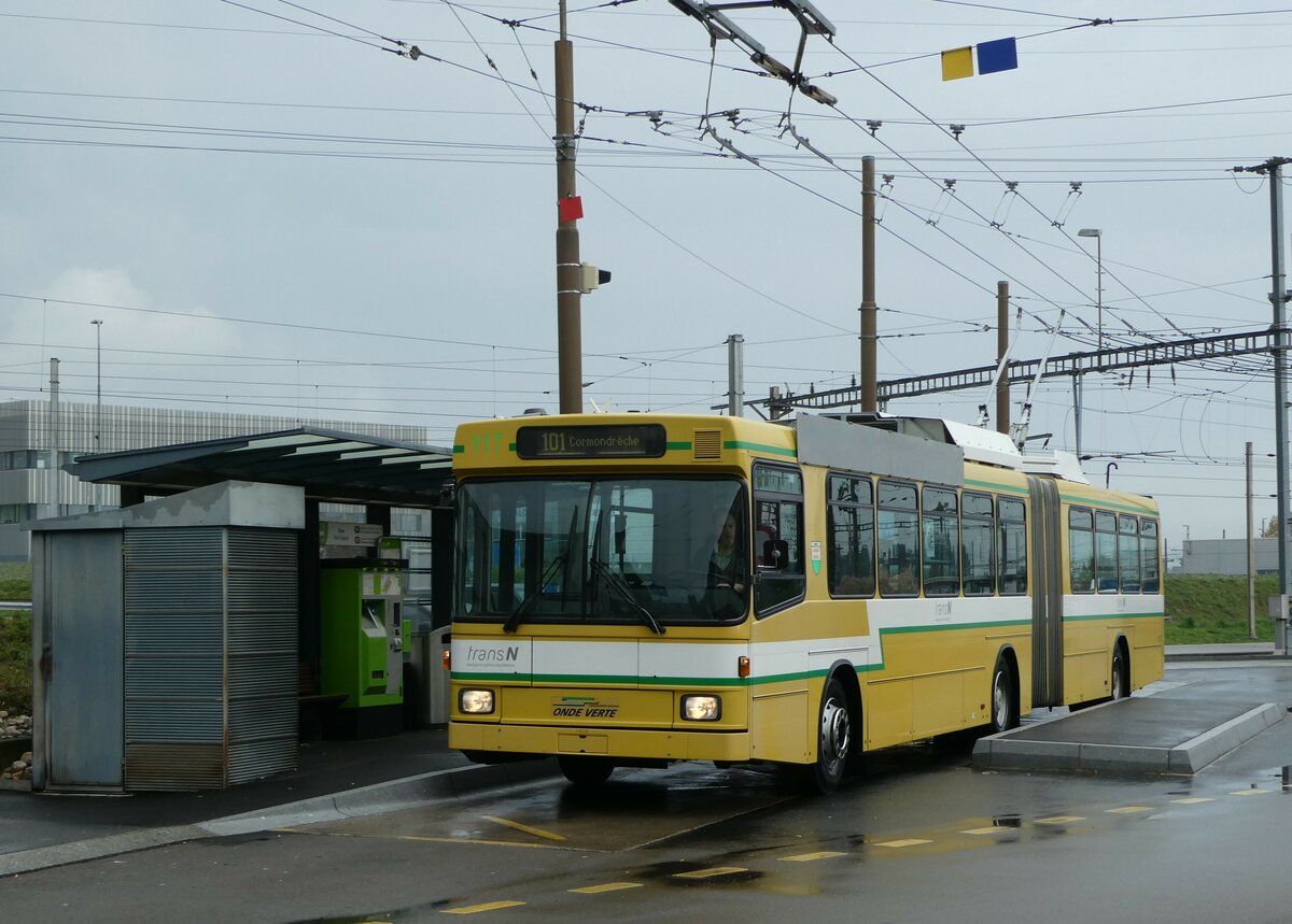 (256'173) - transN, La Chaux-de-Fonds - Nr. 117 - NAW/Hess Gelenktrolleybus (ex TN Neuchtel Nr. 117) am 19. Oktober 2023 beim Bahnhof Marin-pagnier