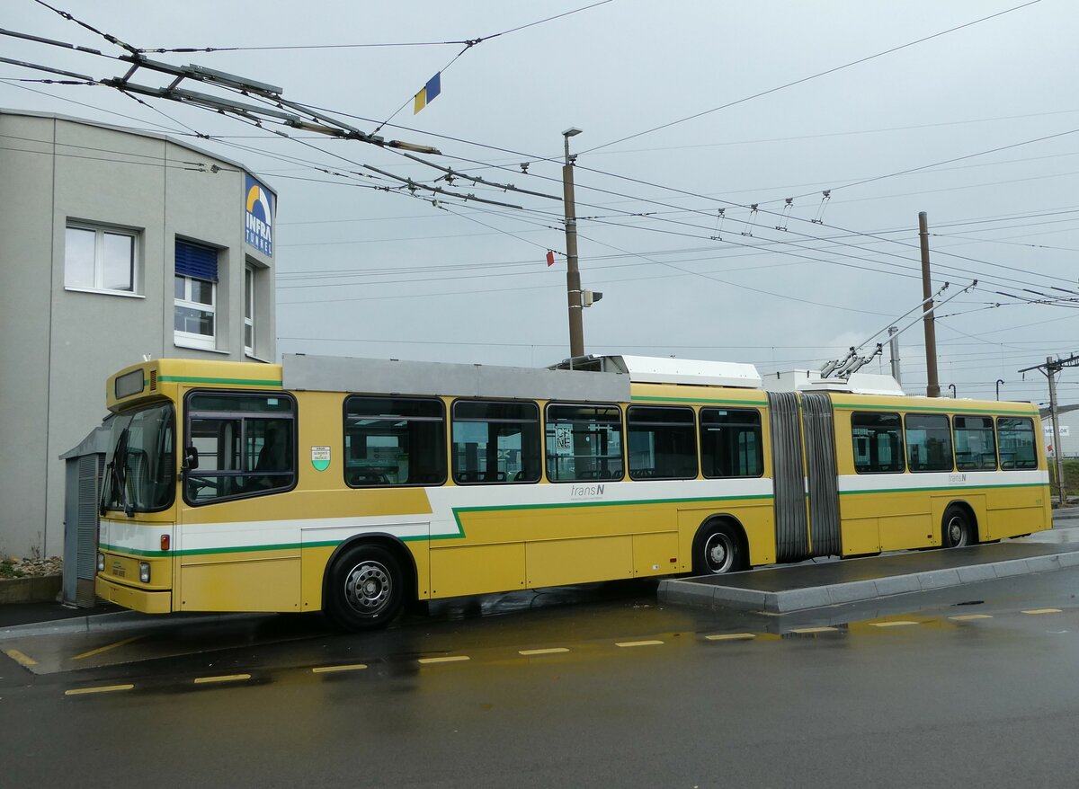 (256'174) - transN, La Chaux-de-Fonds - Nr. 117 - NAW/Hess Gelenktrolleybus (ex TN Neuchtel Nr. 117) am 19. Oktober 2023 beim Bahnhof Marin-pagnier