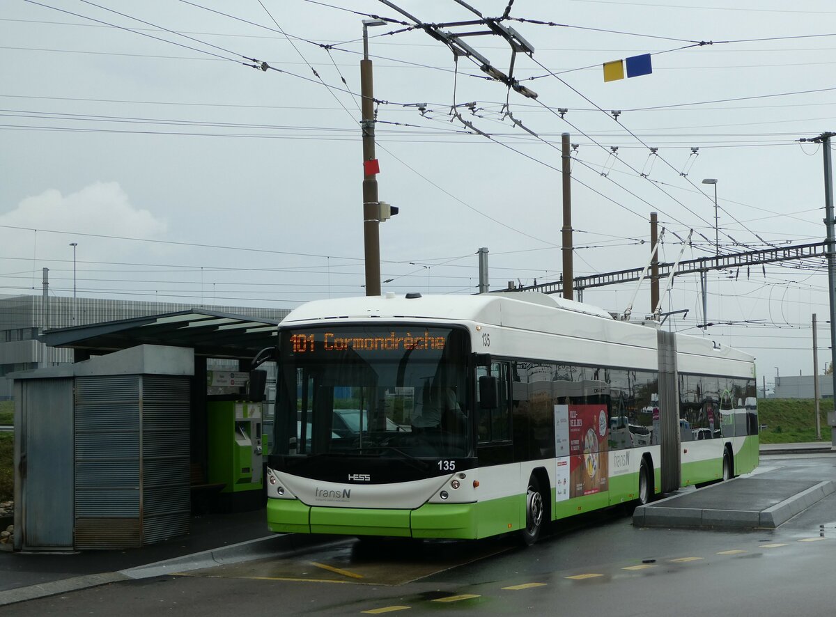 (256'184) - transN, La Chaux-de-Fonds - Nr. 135 - Hess/Hess Gelenktrolleybus (ex TN Neuchtel Nr. 135) am 19. Oktober 2023 beim Bahnhof Marin-pagnier