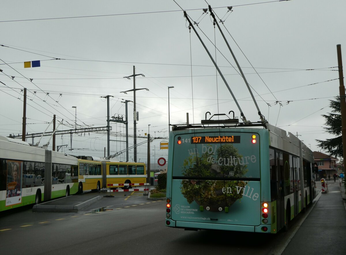 (256'192) - transN, La Chaux-de-Fonds - Nr. 141 - Hess/Hess Gelenktrolleybus (ex TN Neuchtel Nr. 141) am 19. Oktober 2023 beim Bahnhof Marin-pagnier