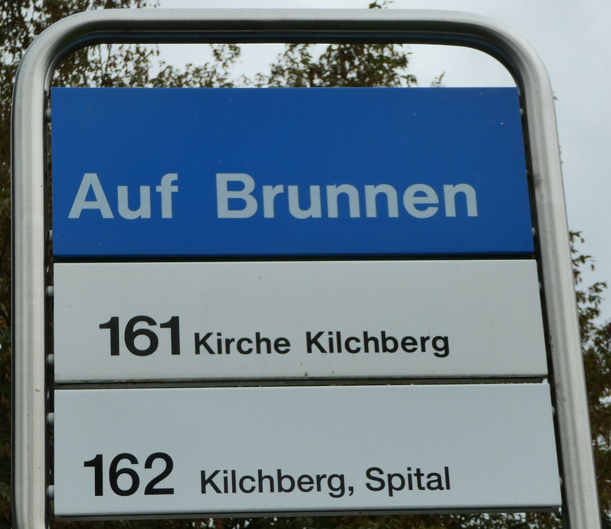 (256'250) - ZVV-Haltestellenschild - Kilchberg, Auf Brunnen - am 21. Oktober 2023