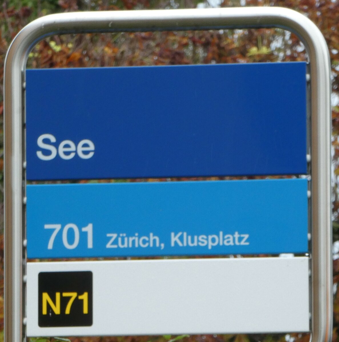 (256'318) - ZVV-Haltestellenschild - Maur, See - am 21. Oktober 2023