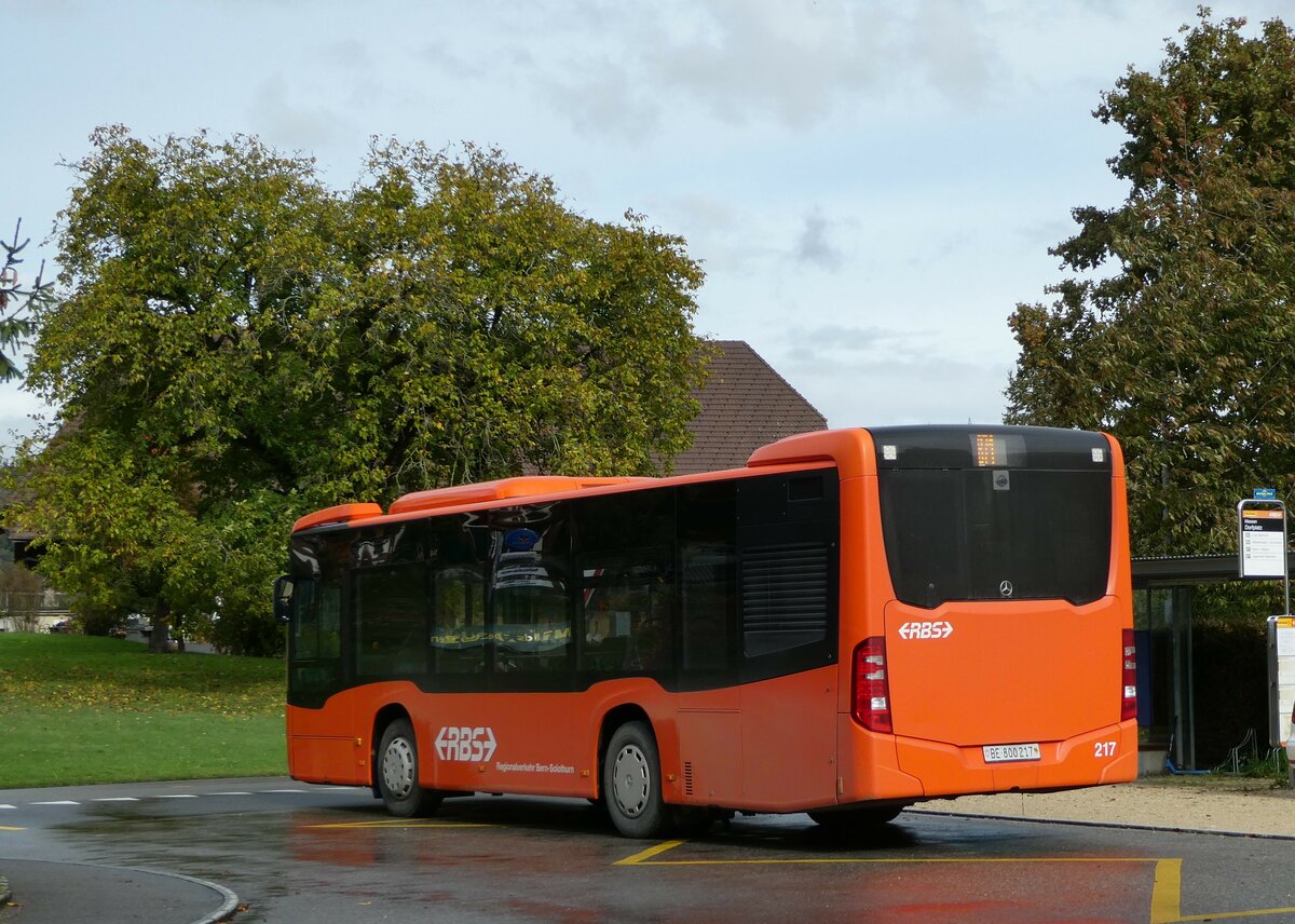 (256'408) - RBS Worblaufen - Nr. 217/BE 800'217 - Mercedes am 26. Oktober 2023 in Messen, Dorfplatz