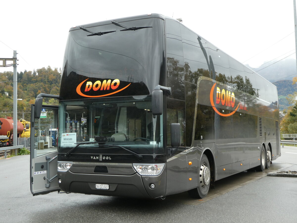 (256'567) - Domo, Glattbrugg - SG 221'027 - Van Hool am 31. Oktober 2023 beim Bahnhof Glarus