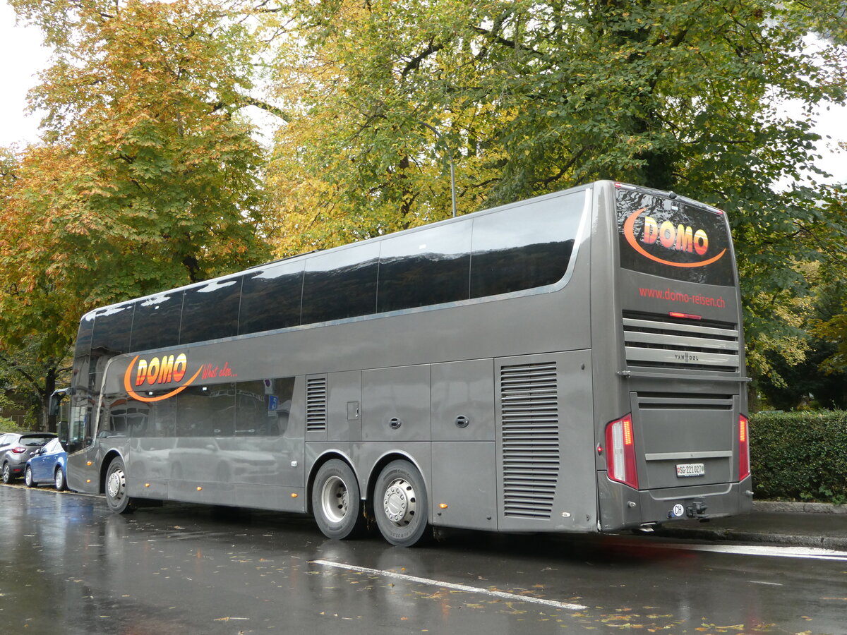 (256'569) - Domo, Glattbrugg - SG 221'027 - Van Hool am 31. Oktober 2023 beim Bahnhof Glarus