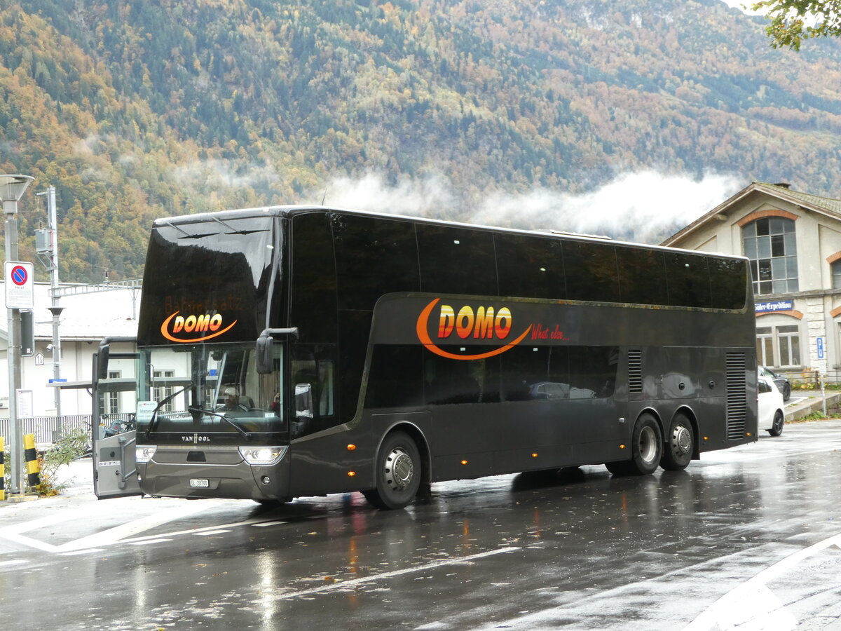 (256'570) - Domo, Glattbrugg - GL 28'700 - Van Hool am 31. Oktober 2023 beim Bahnhof Glarus