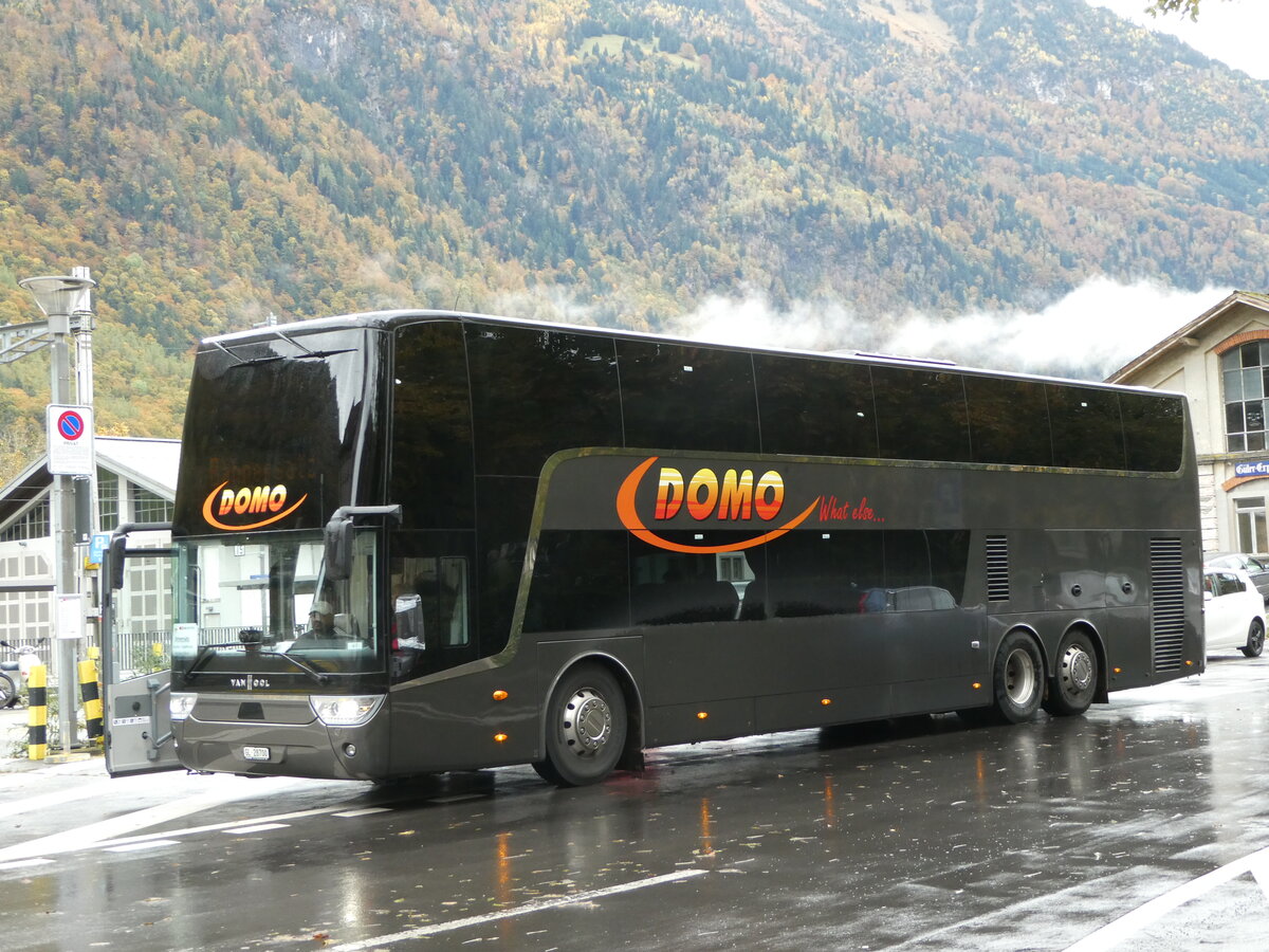 (256'571) - Domo, Glattbrugg - GL 28'700 - Van Hool am 31. Oktober 2023 beim Bahnhof Glarus