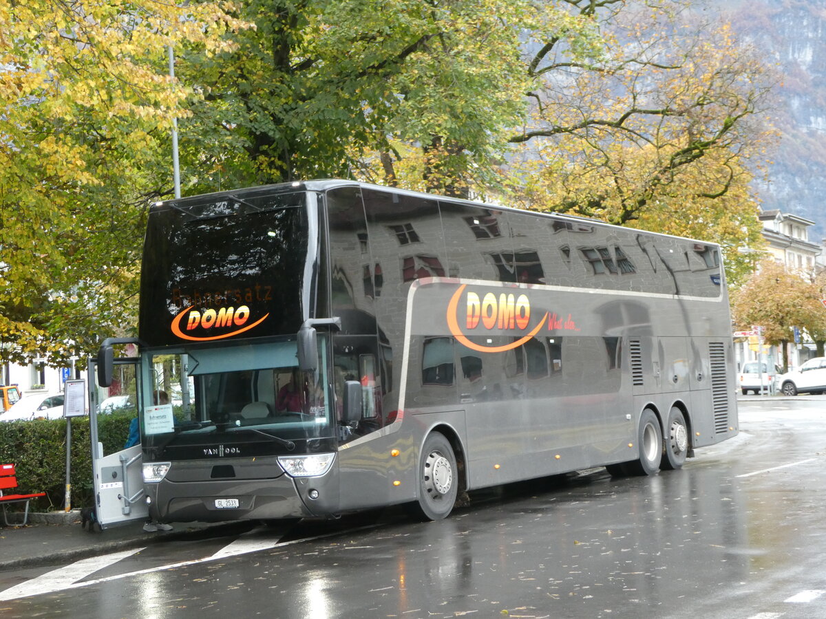 (256'584) - Domo, Glattbrugg - GL 2533 - Van Hool am 31. Oktober 2023 beim Bahnhof Glarus