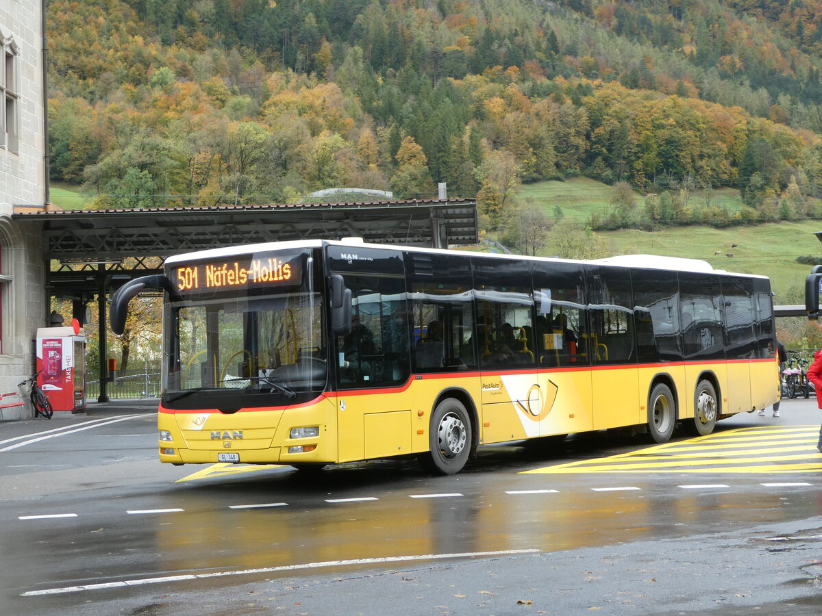 (256'590) - Niederer, Filzbach - GL 348/PID 5663 - MAN (ex Dnser, Trimmis) am 31. Oktober 2023 beim Bahnhof Glarus