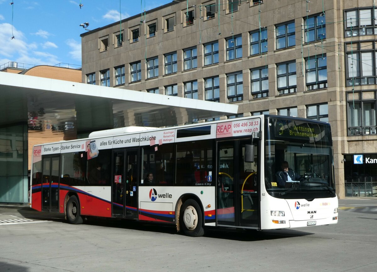 (256'798) - RVBW Wettingen - Nr. 82/AG 362'424 - MAN am 6. November 2023 beim Bahnhof Baden