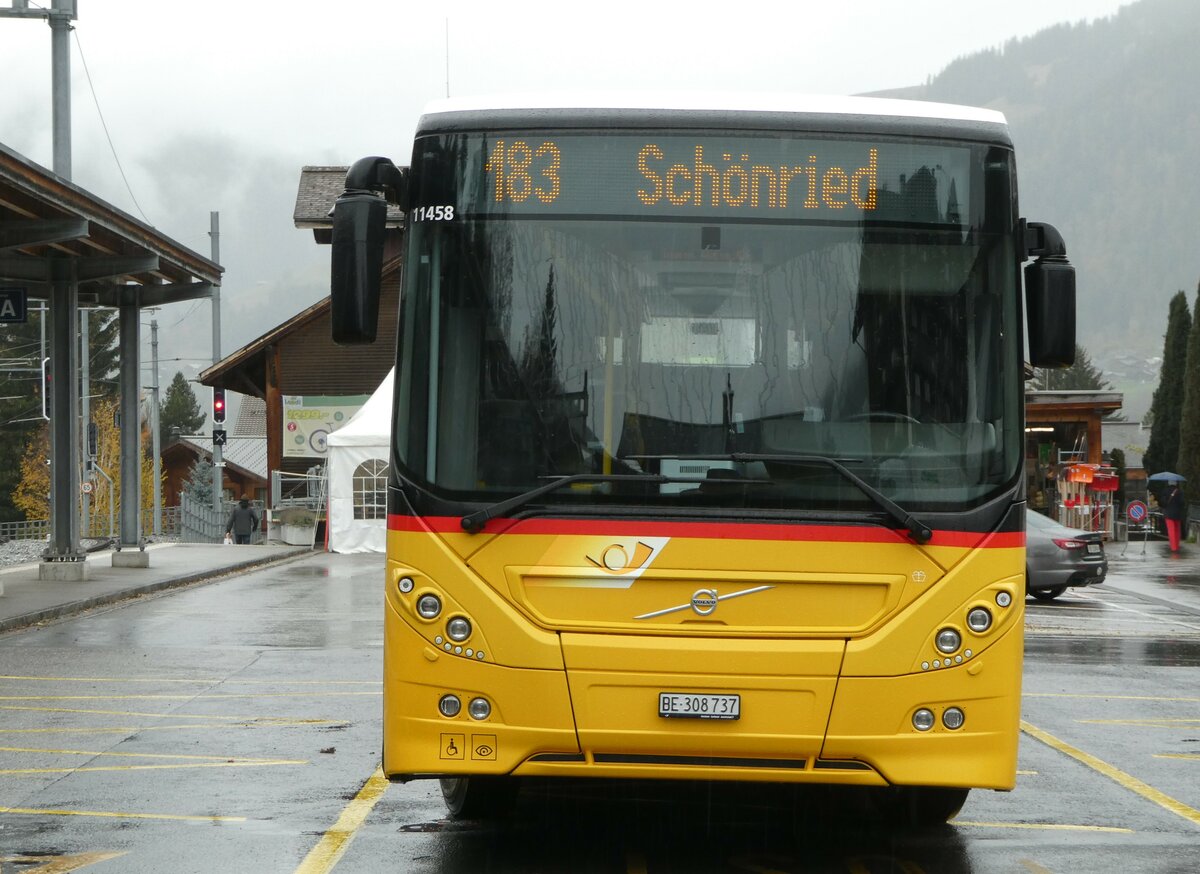 (256'830) - Kbli, Gstaad - BE 308'737/PID 11'458 - Volvo am 9. November 2023 beim Bahnhof Gstaad