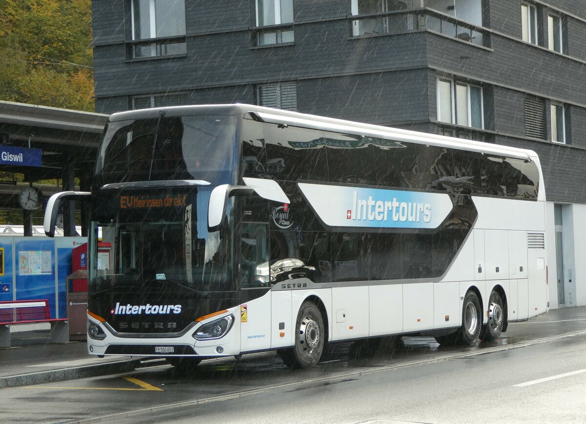 (256'850) - Intertours, Domdidier - FR 300'651 - Setra am 10. November 2023 beim Bahnhof Giswil