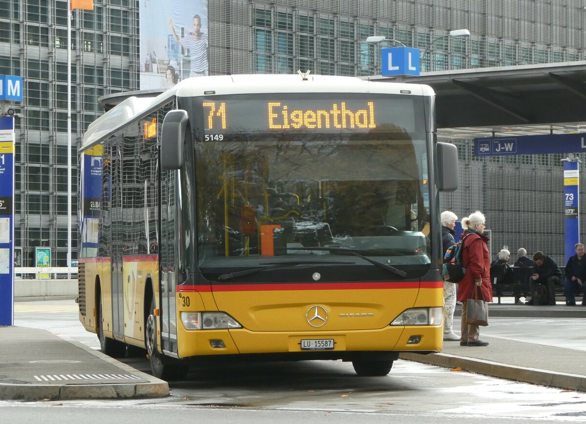 (256'855) - Bucheli, Kriens - Nr. 30/LU 15'587/PID 5149 - Mercedes am 10. November 2023 beim Bahnhof Luzern