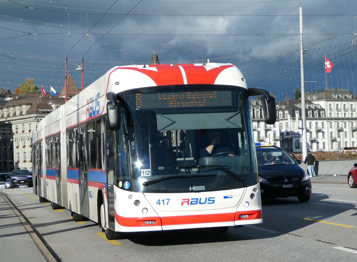 (256'881) - VBL Luzern - Nr. 417 - Hess/Hess Doppelgelenktrolleybus am 10. November 2023 in Luzern, Bahnhofbrcke