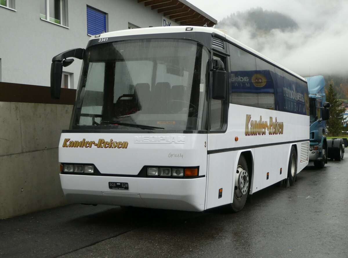 (256'994) - Kander-Reisen, Frutigen - Nr. 3 - Neoplan (ex Autopostale, Croglio PID 3341) am 14. November 2023 in Frutigen, Schmid Transporte