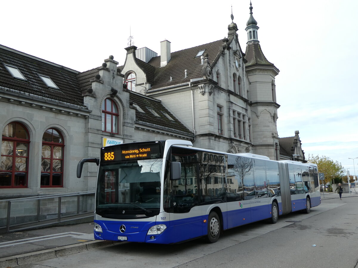 (257'057) - VZO Grningen - Nr. 107/ZH 745'107 - Mercedes am 18. November 2023 beim Bahnhof Rapperswil