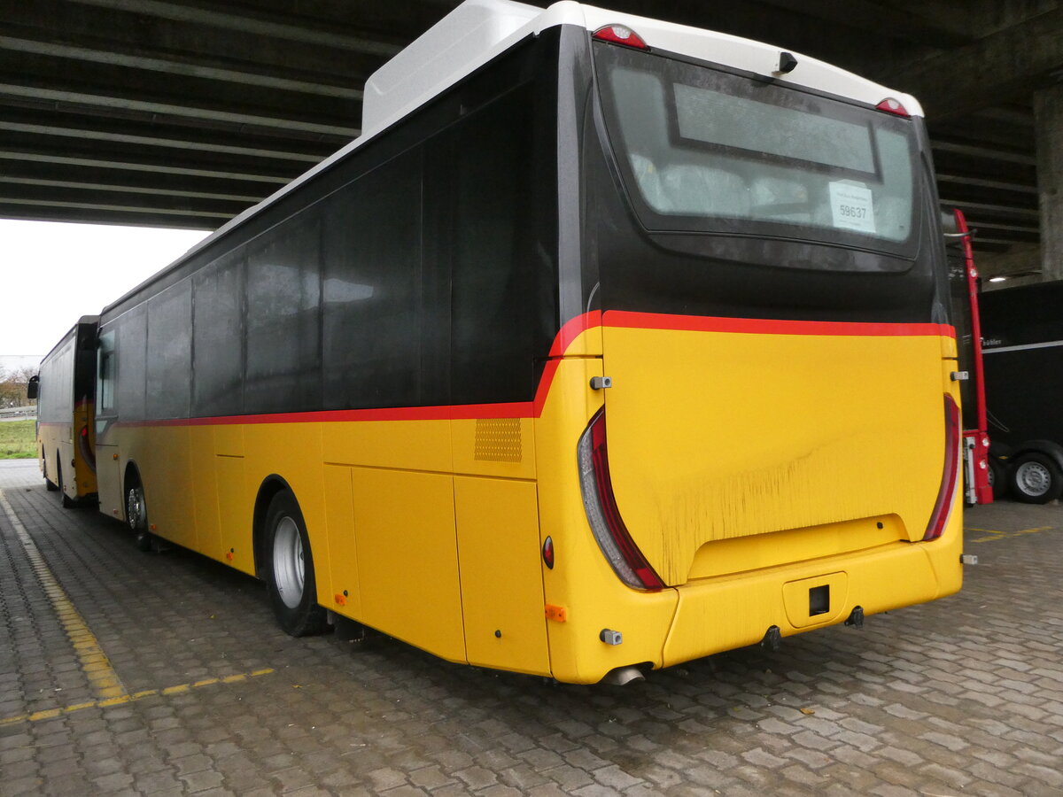 (257'177) - PostAuto Graubnden - PID 12'012 - Iveco am 19. November 2023 in Kerzers, Murtenstrasse