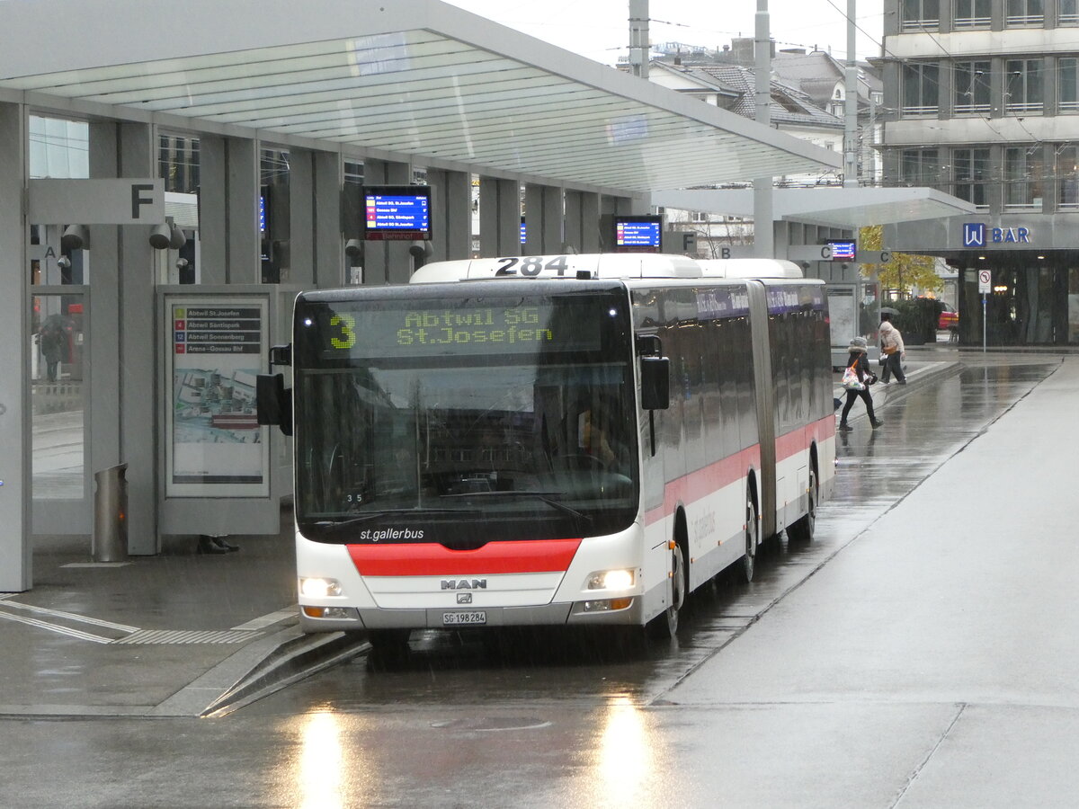 (257'275) - St. Gallerbus, St. Gallen - Nr. 284/SG 198'284 - MAN am 28. November 2023 beim Bahnhof St. Gallen 